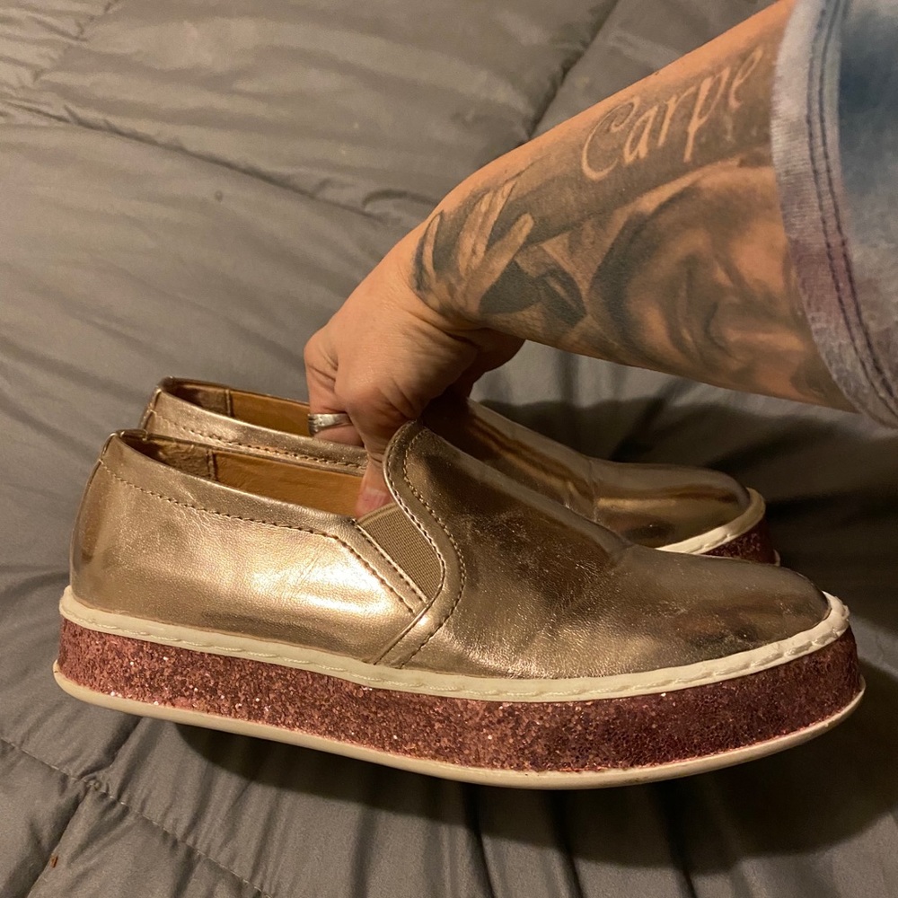 ✨CLEARANCE✨  Gold sneakers w/sparkly rose gold sole - Picture 4 of 8